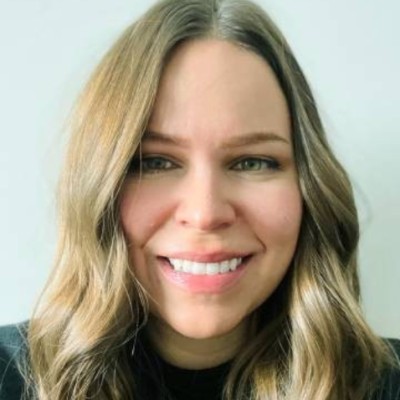 Caroline Hill headshot